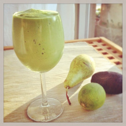 veganfeast:  This morning’s ultra creamy pear & avocado