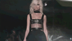 pulloutyourfreakumdress:  Daphne Groeneveld at Tom Ford S/S 2015.
