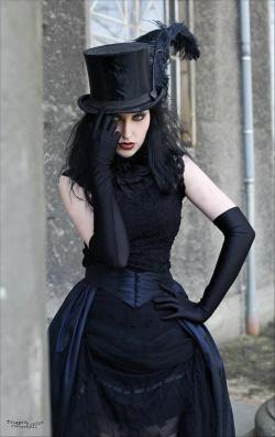 gothic-subculture:  Model - Elisabeth BathroyPhotography - Trigger