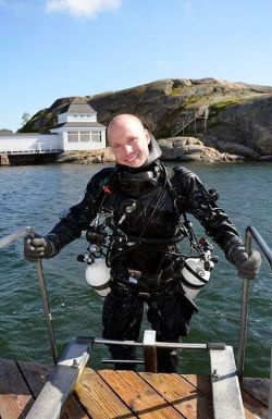 guysinrubberdrysuits:     Rubber Divers & Drysuits from the