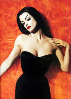 vintagegal:  Actress Lisa Marie Smith as Vampira for the film