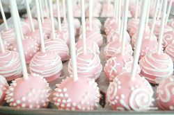 daddys-snoopy:  sweetdreamsmydears:Wedding Cake pops  by stacey 