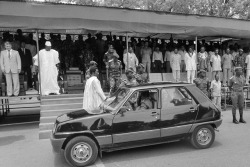 historium:Burkina Faso president Thomas Sankara in front of his