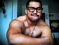 beef-cakes143:  Who Doesn’t Love a Guy in Glasses <3