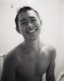 sakuraway25:  Shot by Phang/ 这张照片拍摄于七月中旬，皖南乡村旅馆的浴室。
