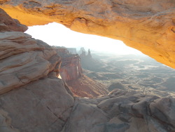 geographilic:  View through Mesa Arch at sunrise, Canyonlands