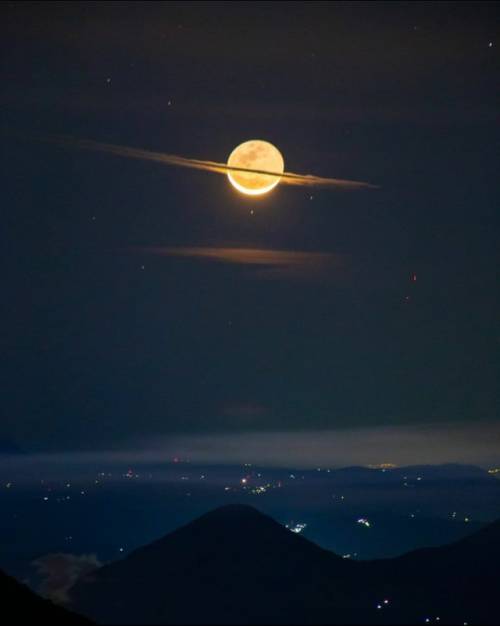 delicatuscii-wasbella102:    The night the moon dressed like