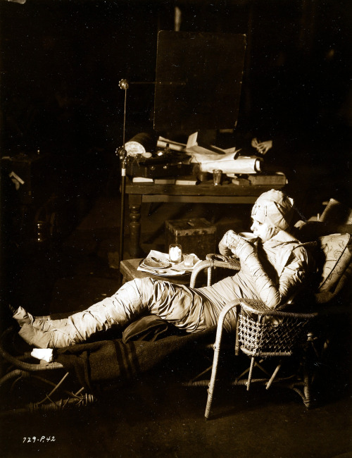 Elsa Lanchester dans les coulisses lors du tournage du film The