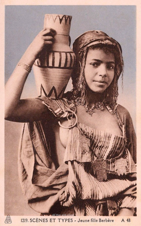 boredpanda:    Women’s Beauty Captured 100 Years Ago In Vintage Postcards From 1900-1910   