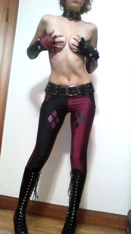 nerdygirlsnaked:  Redditer Nellienickers as Harley Quinn.  Amazing. 