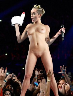 rockerzz1:  Miley’s stage performance