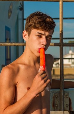 porto-master:  I prefer watching him suck cock than the popsicle.