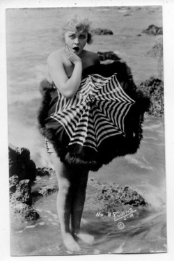 vensuberg:  greatgdean:  French trading card of bathing beauty