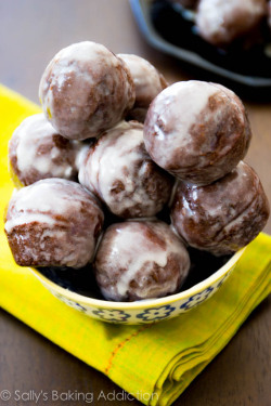 craving-nomz:  Glazed chocolate donut holes