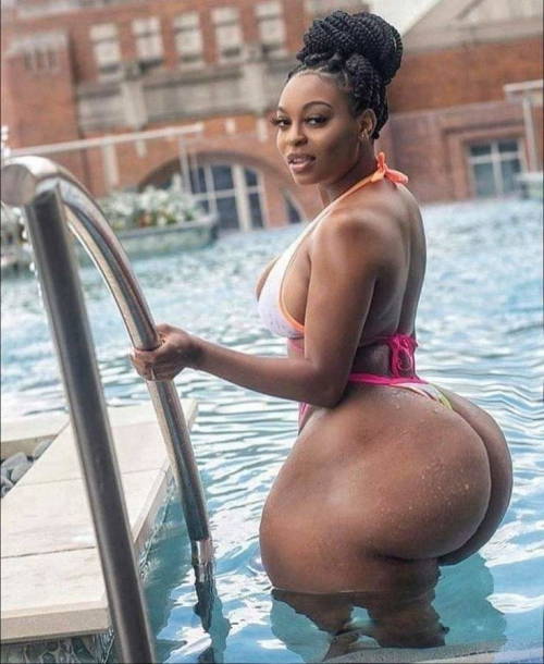 jamaicanrick75:  fletchertrowan:  fatjuicyassesplus:Wow Booty