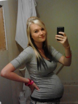 preggogirl:  Beautiful pregnant blonde