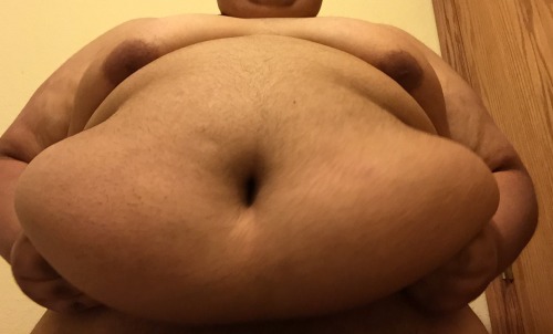 fatbellyboy3:  Feeling huge  I’d love to be feeling you feeling huge