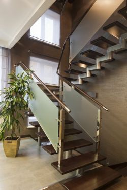 homestratosphere:  A modern staircase with frosted glass railing