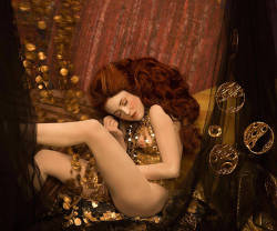 culturenlifestyle:  Photographer Recreates Gustav Klimt’s Golden