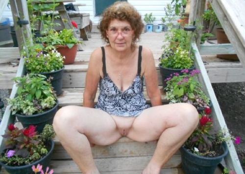 This cute sexy granny is showing us her precious pussy. She looks plenty sexy enough to take to bed. Donâ€™t you think so?Find your sexy senior here!