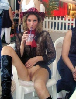 showoffpictures:  A sure sign this milf needs another drink