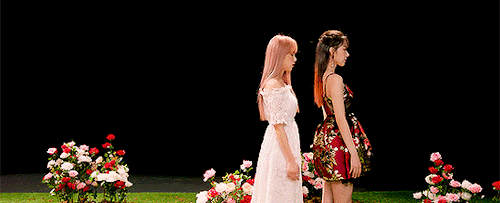 akb48love:  bloom*iz ♡ yena x sakura