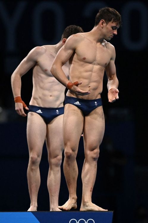 that-gear:greenspeedos:  Tom and someone else in their hot Adidas…gorgeous