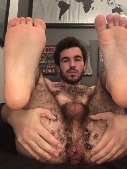 gayhairyslut:  With feet !!