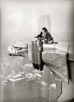 Oscar Graubner - Margaret Bourke-White perches on an eagle head