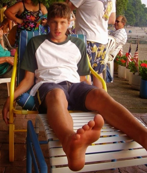 malefootsage:  Looks as though he’s been barefoot a fair amount