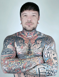 des-mecs-et-des-tattoos:  Plus tatoué, plus musclé, tu meurs !