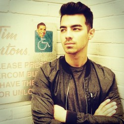 jobrosnews:  joejonas: Throwback Drake. Glad to see you walking