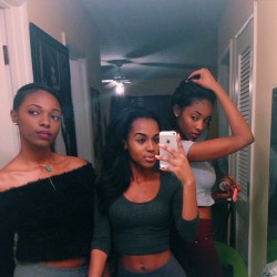 softly-bitten:  theanidaadina:   It’s a pretty gang thing 🍭