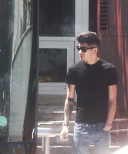britainkings:  26.05.12 - Zayn smoking outside the bus in Portugal