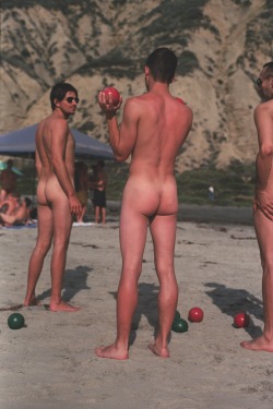 apex35mm:Bocce Ball Beach Butt Balls // 35mm // via alexking.com