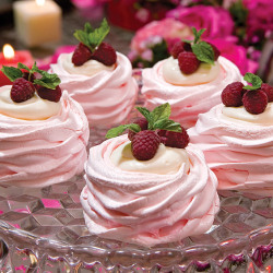 angelkin-food-cake:  Swiss Meringues with White Chocolate Mousse