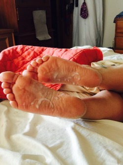 cummytoes:  Wife’s cummy sexy soles