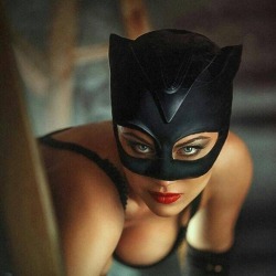 luxslave:  hazeleyes2012:  Meow  Never enough Catwomen! @selinaminx