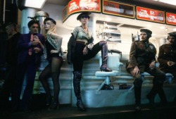 blueblackdream:Carrie Fisher and others on the set of Blade Runner,