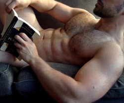 I wish I had a stud to do some Sunday afternoon naked reading