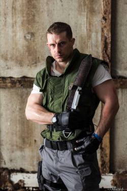 matthew-fiendman:  takeandfake:  Chris Redfield cosplayer (Chris