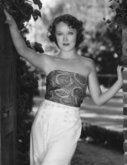 oneders63:Fay Wray at her Malibu, California home in 1932. This