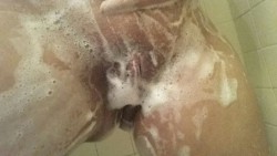 craving-sex-now:  Cleaning my pussy