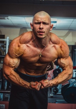 theruskies:  Beefy Russian tough Oh, guys! Look at his huge veins…