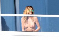 toplessbeachcelebs:  Heidi Klum (Model) sunbathing topless on