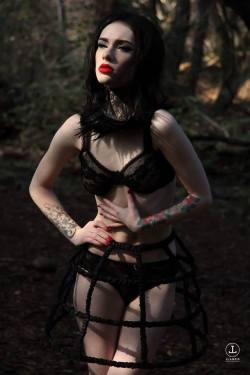 gothicandamazing:    Model: Lady MarlenePhoto: j.landis photographyNeck