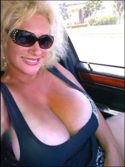 older-women-dating:  She is older women ,42 years old,so sexy !