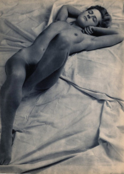 vintagensfw:  Woman Nude Reclining, 1948 by Emmanuel Sougez.