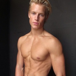 hotsexymenxxx:  Thor Bulow