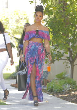 iona-at: celebsofcolor:  Kelly Rowland out in Beverly Hills 